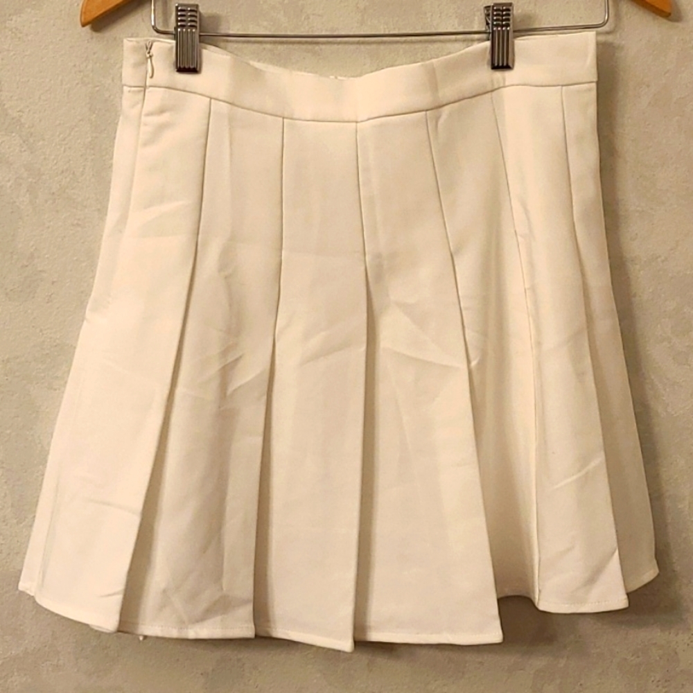 SHEIN Women's white pleated skirt